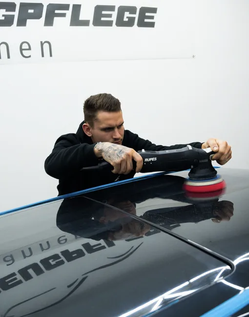 Niklas Hannen bei der maschinellen Lackpolitur