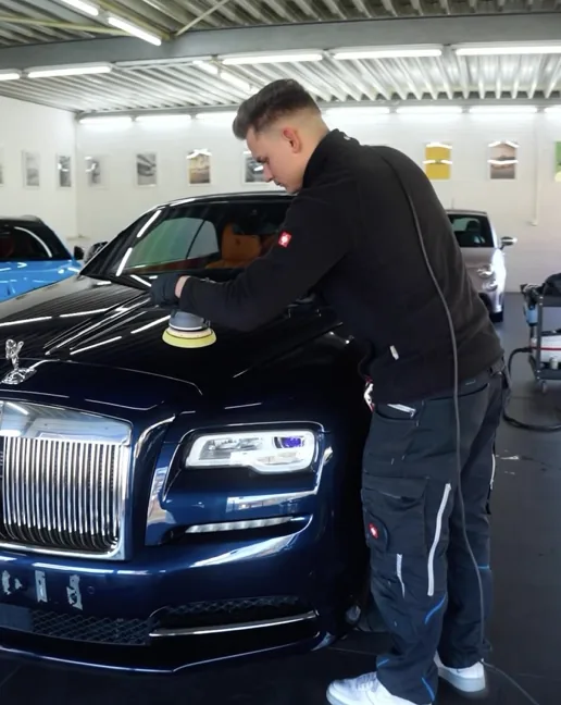 Niklas Hannen poliert einen Rolls-Royce in der Werkstatt